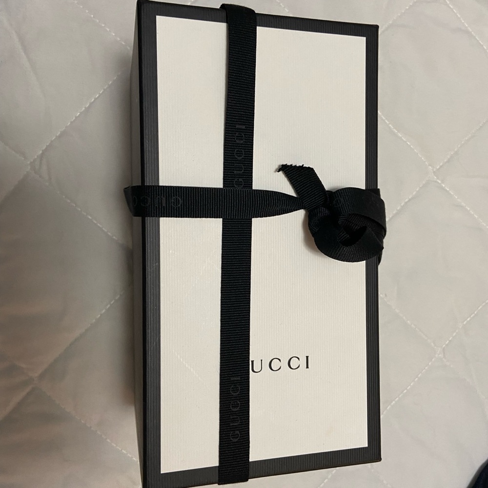 Gucci unisex sun glasses . - Picture 4 of 6